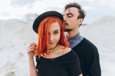 Genç bir çift harcama zaman açık havada aşık portresi