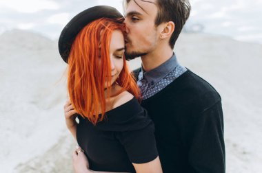 Genç bir çift harcama zaman açık havada aşık portresi