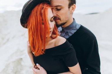 Genç bir çift harcama zaman açık havada aşık portresi