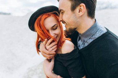 Genç bir çift harcama zaman açık havada aşık portresi