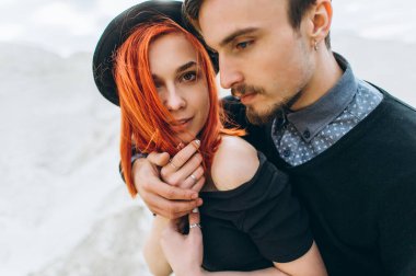 Genç bir çift harcama zaman açık havada aşık portresi