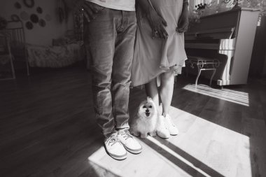 Aşk hamile kadın ve erkek genç çift bir güneş ışını kalın