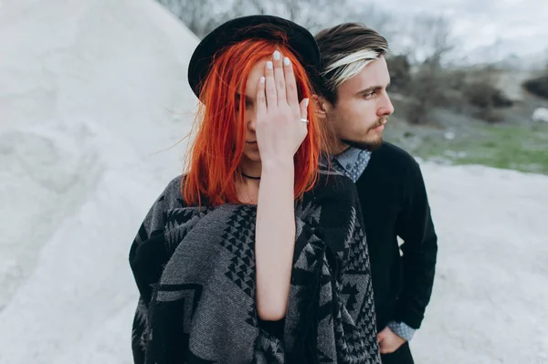 Feliz Joven Pareja Enamorada Piedra Carrera — Foto de Stock