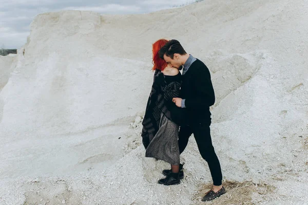 Feliz Joven Pareja Enamorada Piedra Carrera —  Fotos de Stock