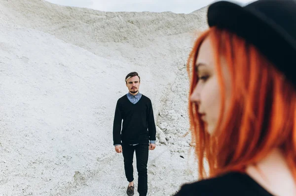 Genç bir çift harcama zaman açık havada aşık portresi