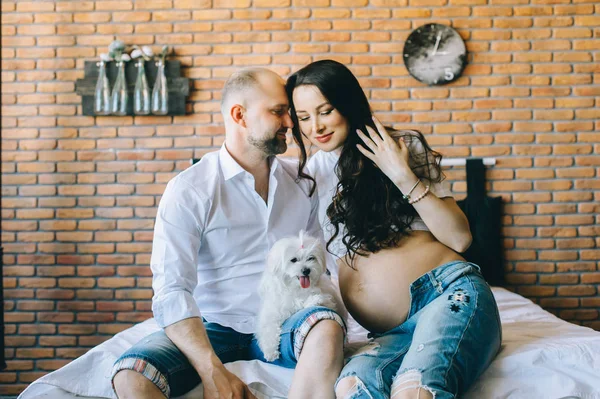 Par Kärlek Gravid Kvinna Med Sin Man Sängen Gosa Väntar — Stockfoto