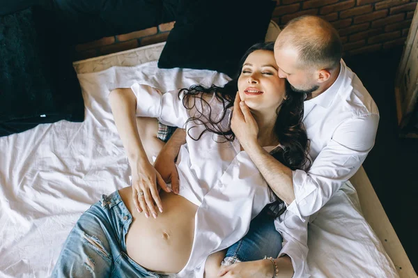 Пара Влюбленных Беременных Женщин Мужем Постели Обнимающимися Ждущими Ребенка — стоковое фото