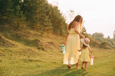 Genç Anne ve kızı açık havada yürüyüş