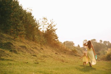Genç Anne ve kızı açık havada yürüyüş