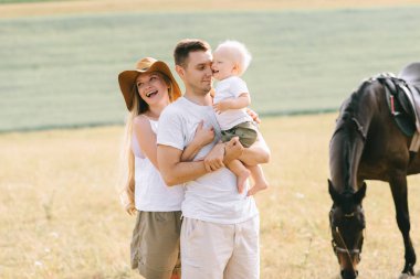 Genç aile eğlenceli bir alanı var. Anne ve çocuk alanında bir atı ile 