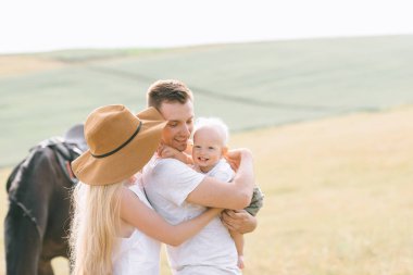 Genç aile eğlenceli bir alanı var. Anne ve çocuk alanında bir atı ile 