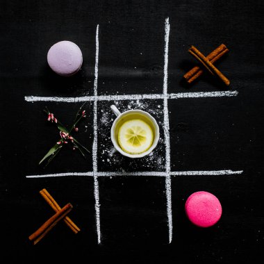 Tic Tac Toe ve çay macaro