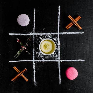 Tic Tac Toe ve çay macaro