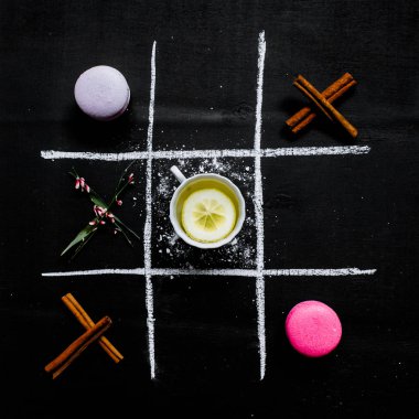 Tic Tac Toe ve çay macaro