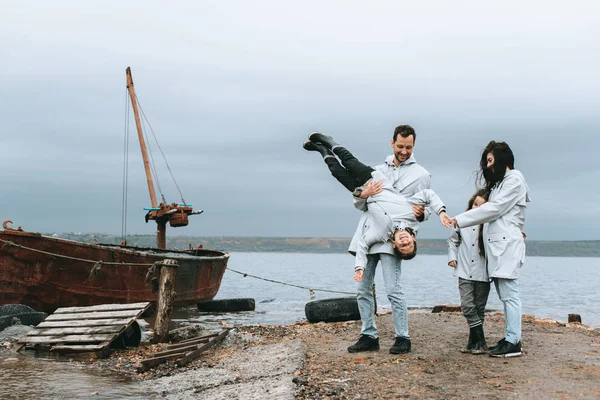 Famiglia Correre Divertirsi Vicino Mare Impermeabile — Foto Stock