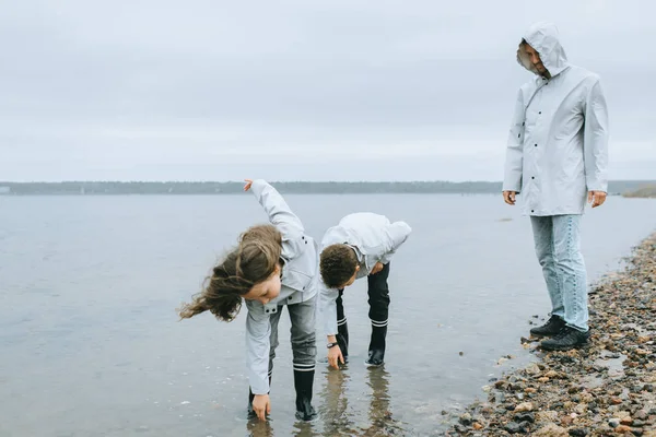 Kleiner Bruder Mit Schwester Vergnügt Sich Meer Regenmänteln — Stockfoto