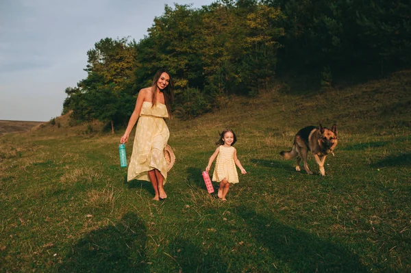 Jeune Mère Marche Avec Petite Fille Leur Chien — Photo