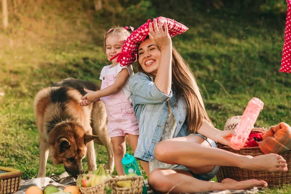 Joven Madre Hija Picnic Con Perro Pastor Alemán —  Fotos de Stock