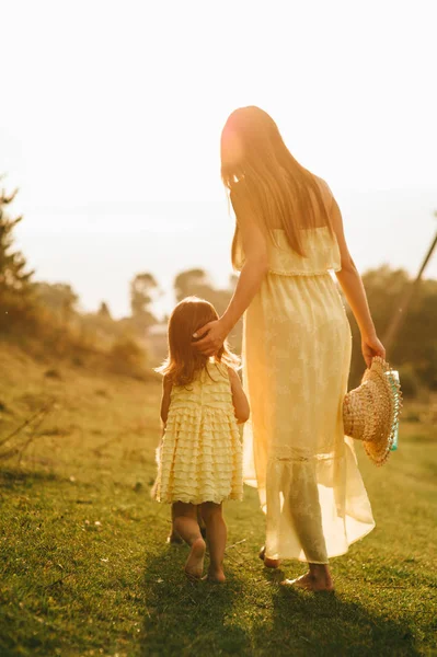 若い母親と娘の野外を歩いています — ストック写真