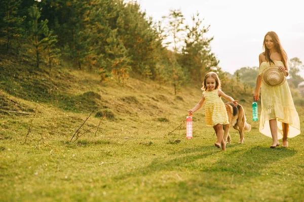 Mère Marcher Avec Petite Fille Leur Chien — Photo