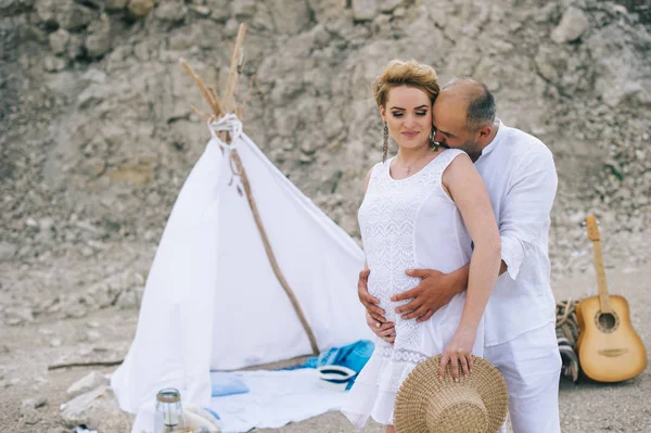 Feliz Jovem Casal Grávida Carreira — Fotografia de Stock