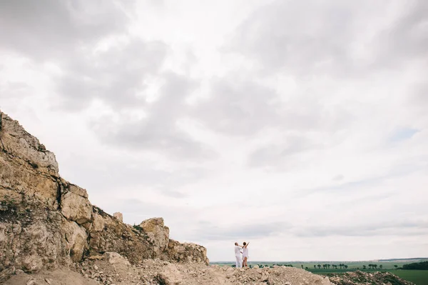 Haappy 孕妇和男子照片拍摄在石采石场 — 图库照片
