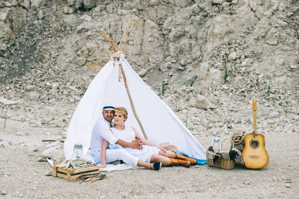 Feliz Jovem Casal Grávida Carreira — Fotografia de Stock