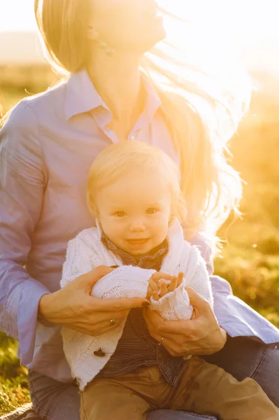 Gelukkig Jonge Moeder Haar Zoon Bij Zonsondergang — Stockfoto