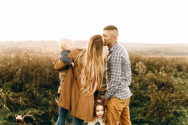 Famiglia Felice Stanno Giocando Tramonto Nel Campo — Foto Stock