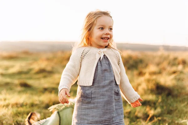 Leuk Mooi Gelukkig Meisje Plezier Het Zonnige Veld — Stockfoto