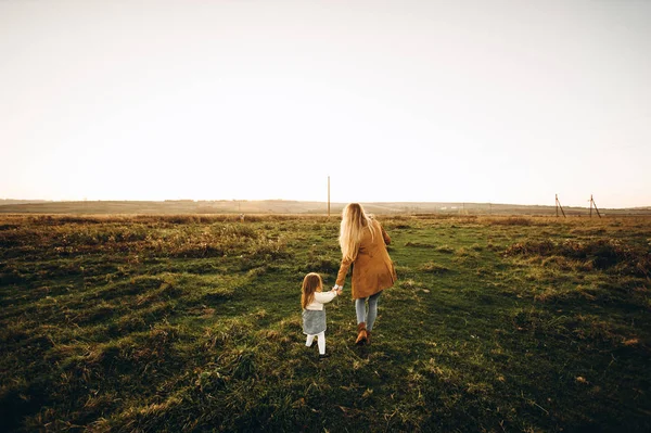 Happy Mother Her Son Field Sunset — Stock Photo, Image