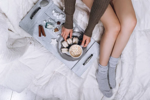 Yatakta Kahve Sıcak Çoraplar Içinde Kadın Bacakları Yatakta Kahvaltı Için — Stok fotoğraf