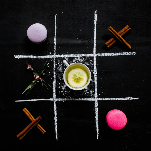 Tic Tac Toe และชา Macaro — ภาพถ่ายสต็อก