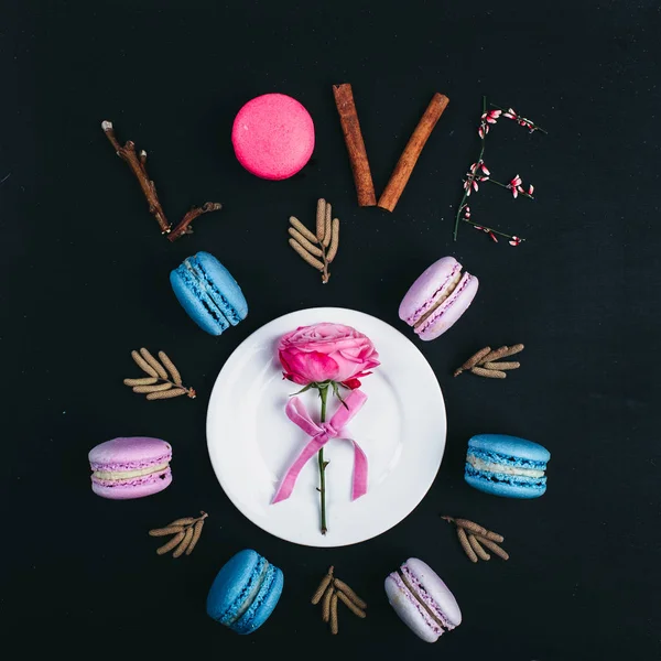 Pasta Macarons Koyu Arka Plan Üzerinde — Stok fotoğraf