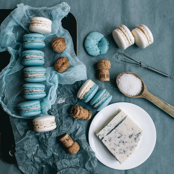 Zoete Franse Macarons Blauwe Achtergrond — Stockfoto