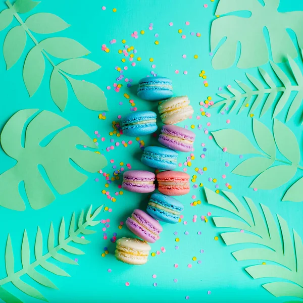 Dessert Macaron Sur Fond Turquoise — Photo