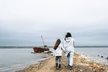 Anne ve dauther bir göl yakınındaki bir tekne arka plan üzerinde iyi eğlenceler