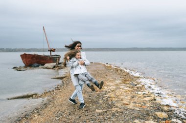 Anne ve dauther bir göl yakınındaki bir tekne arka plan üzerinde iyi eğlenceler