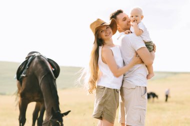Genç bir aile eğlenceli bir alanı var. Anne ve çocuk bir atı ile