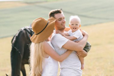 Genç bir aile eğlenceli bir alanı var. Anne ve çocuk bir atı ile