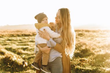 Anne ve oğlu, günbatımı güneşli portreleri