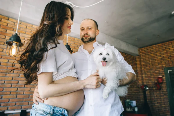 Verliebtes Paar Liegt Schwanger Kuschelnd Bett Und Wartet Auf Baby — Stockfoto