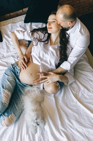 Verliebtes Paar Liegt Schwanger Kuschelnd Bett Und Wartet Auf Baby — Stockfoto