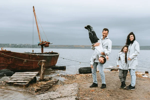 Família Correndo Divertir Perto Mar Capa Chuva — Fotografia de Stock