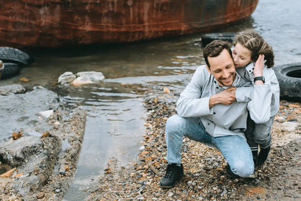 Portrait Famille Papa Dauther Imperméable Près Mer — Photo