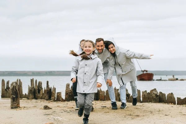 Szczęśliwa Rodzina Młodych Zabawy Pobliżu Morza Pochmurna Pogoda — Zdjęcie stockowe