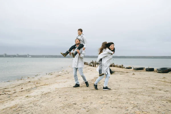 Feliz Jovem Família Divertindo Perto Mar Tempo Nublado — Fotografia de Stock