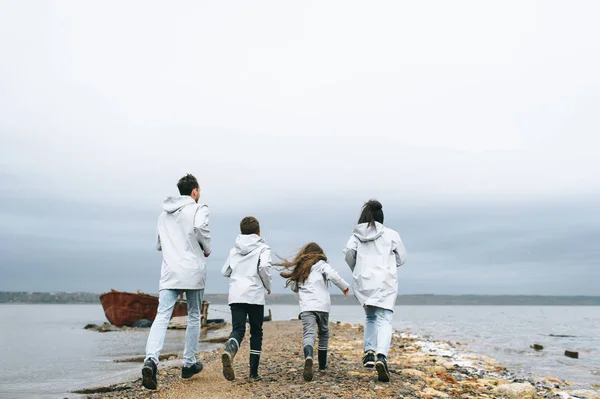 Glad Ung Familj Har Kul Nära Havet Vid Molnigt Väder — Stockfoto