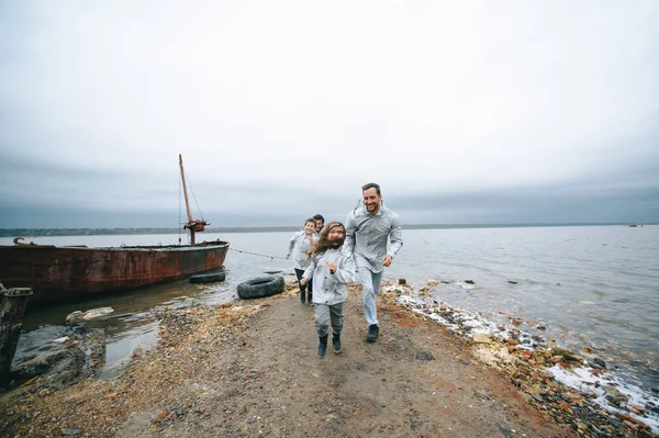 Glad Ung Familj Har Kul Nära Havet Vid Molnigt Väder — Stockfoto