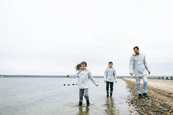 Güzel Aile Portre Raincoatnear Içinde Deniz Giyinmiş — Stok fotoğraf